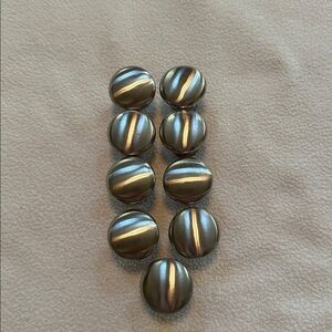 9 Silver Knobs